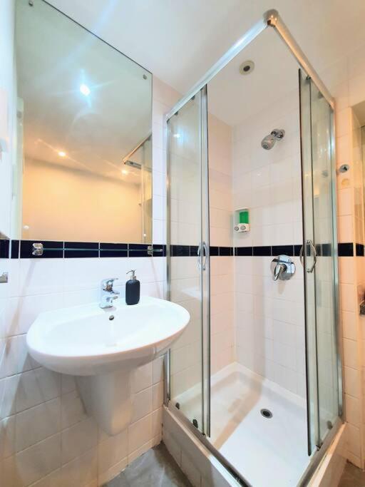 Contemporary Modern Studio Apartment - City Centre 伯明翰 外观 照片