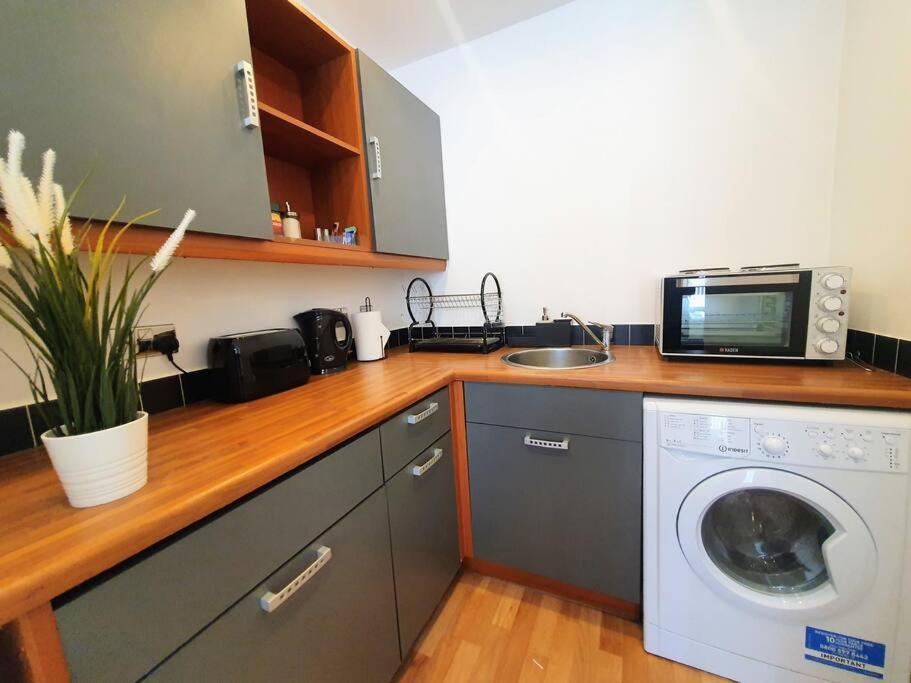 Contemporary Modern Studio Apartment - City Centre 伯明翰 外观 照片